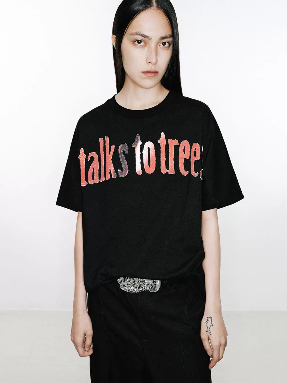 talks to trees' embroidered short sleeve T-shirt