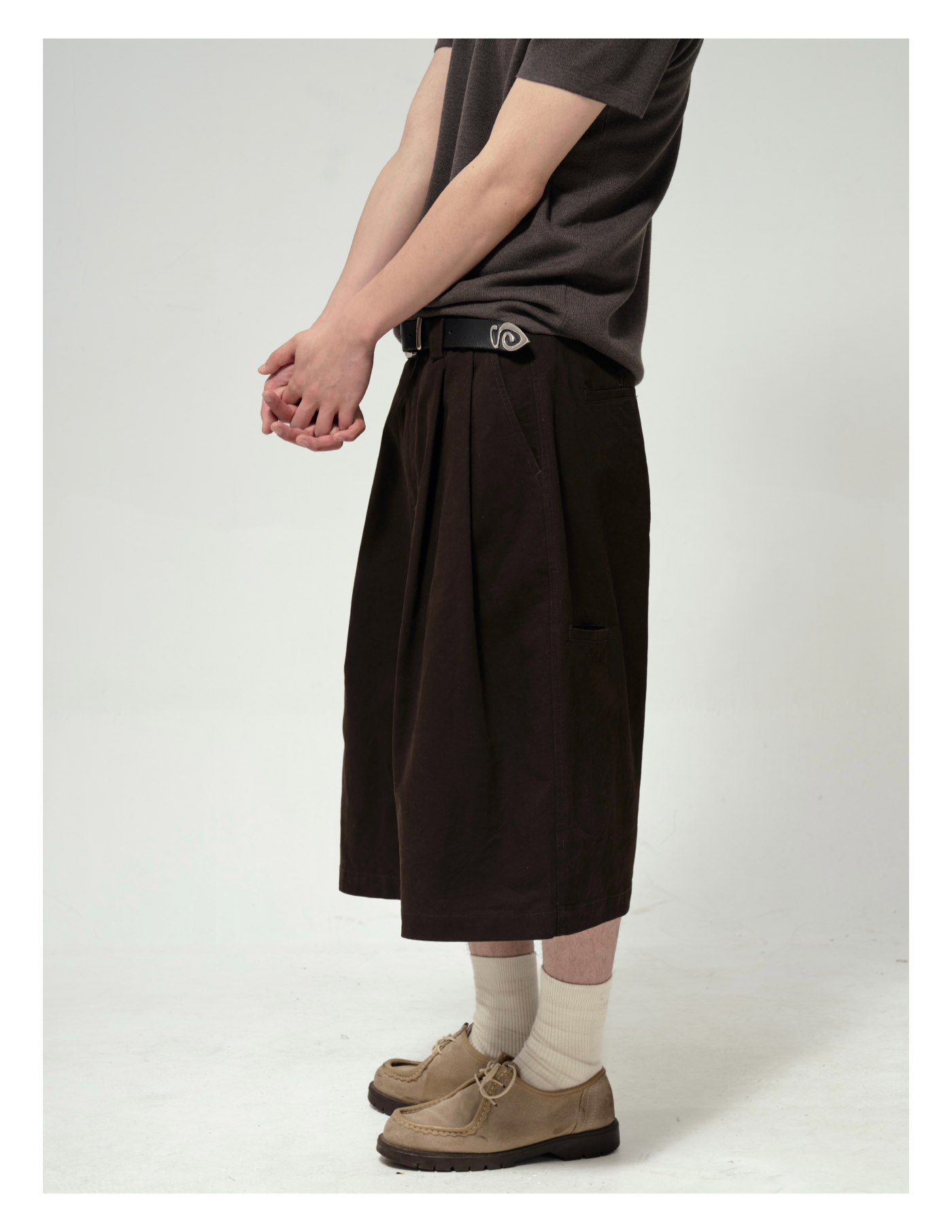 Double pleats cropped shorts