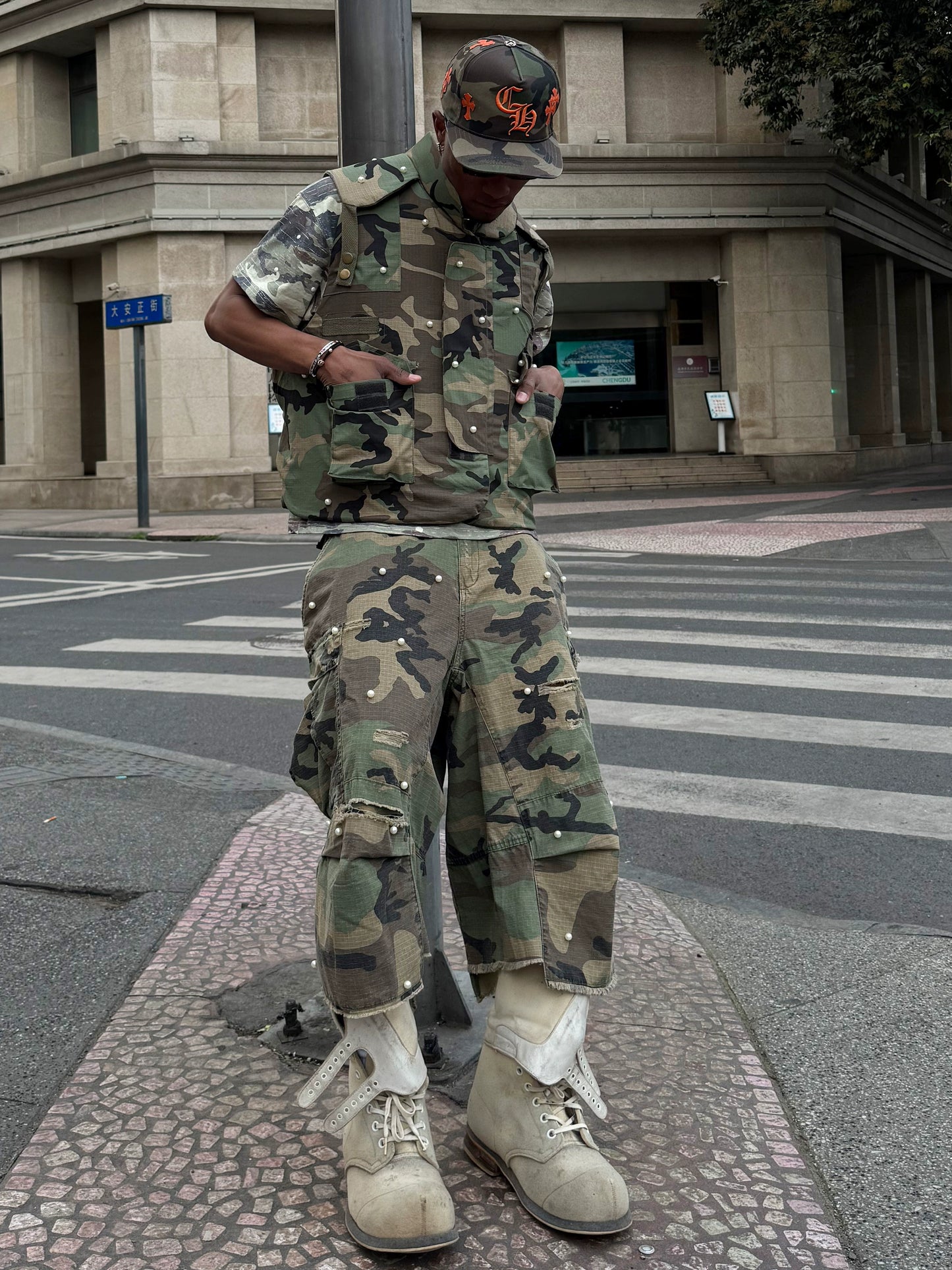 Baggy camouflage ripped pearl cargo shorts