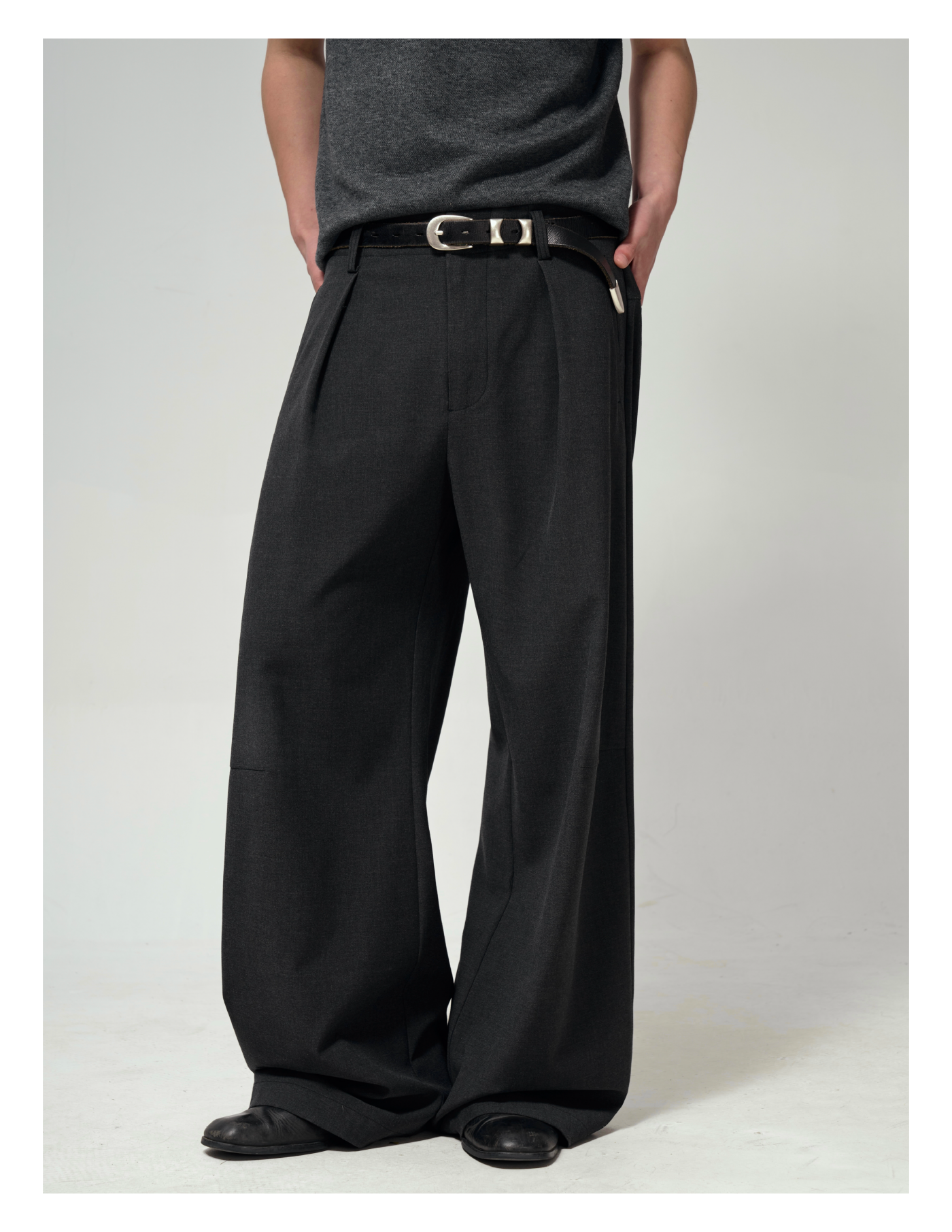Scimitar pleated trousers