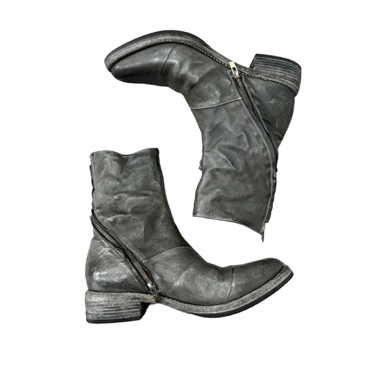 Distressed Swivel Zip Chelsea Leather Boots