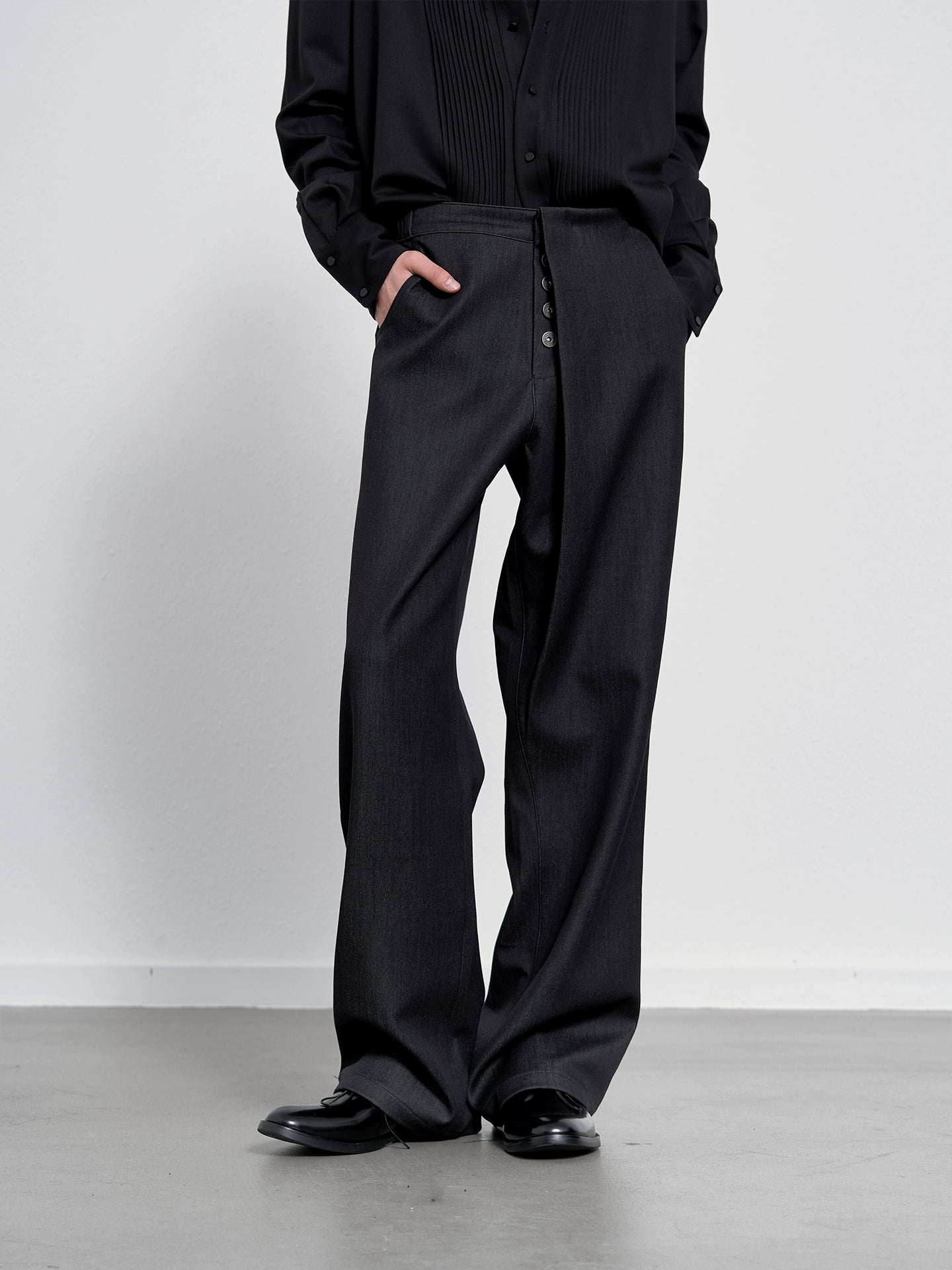 Concealed single pleats trousers
