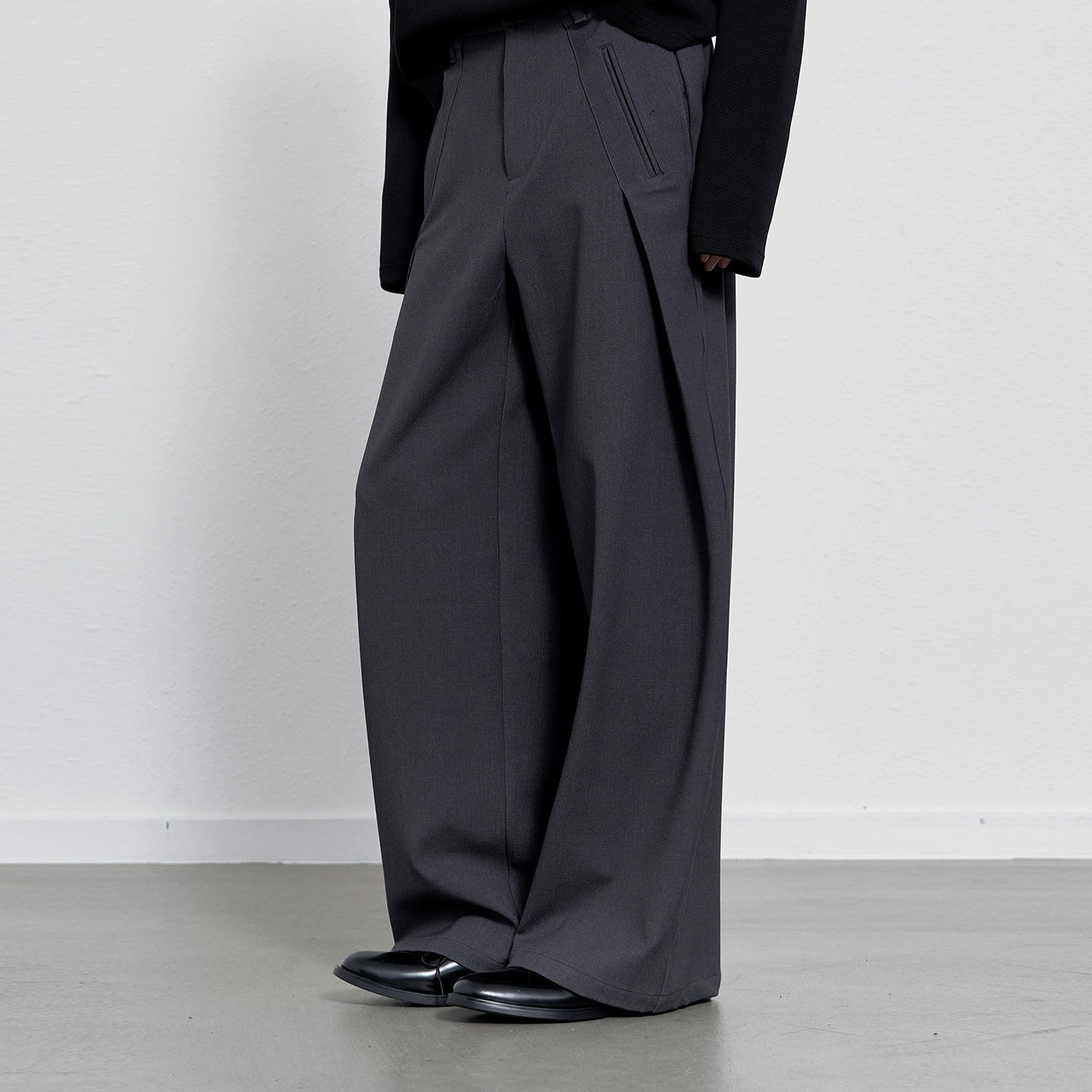 Side pleats straight-leg trousers
