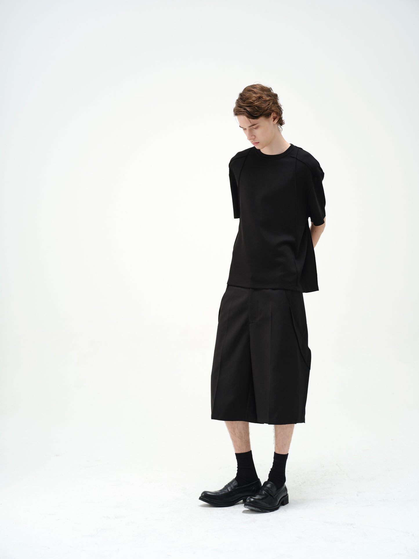 Deconstructs loose-leaf cropped pants