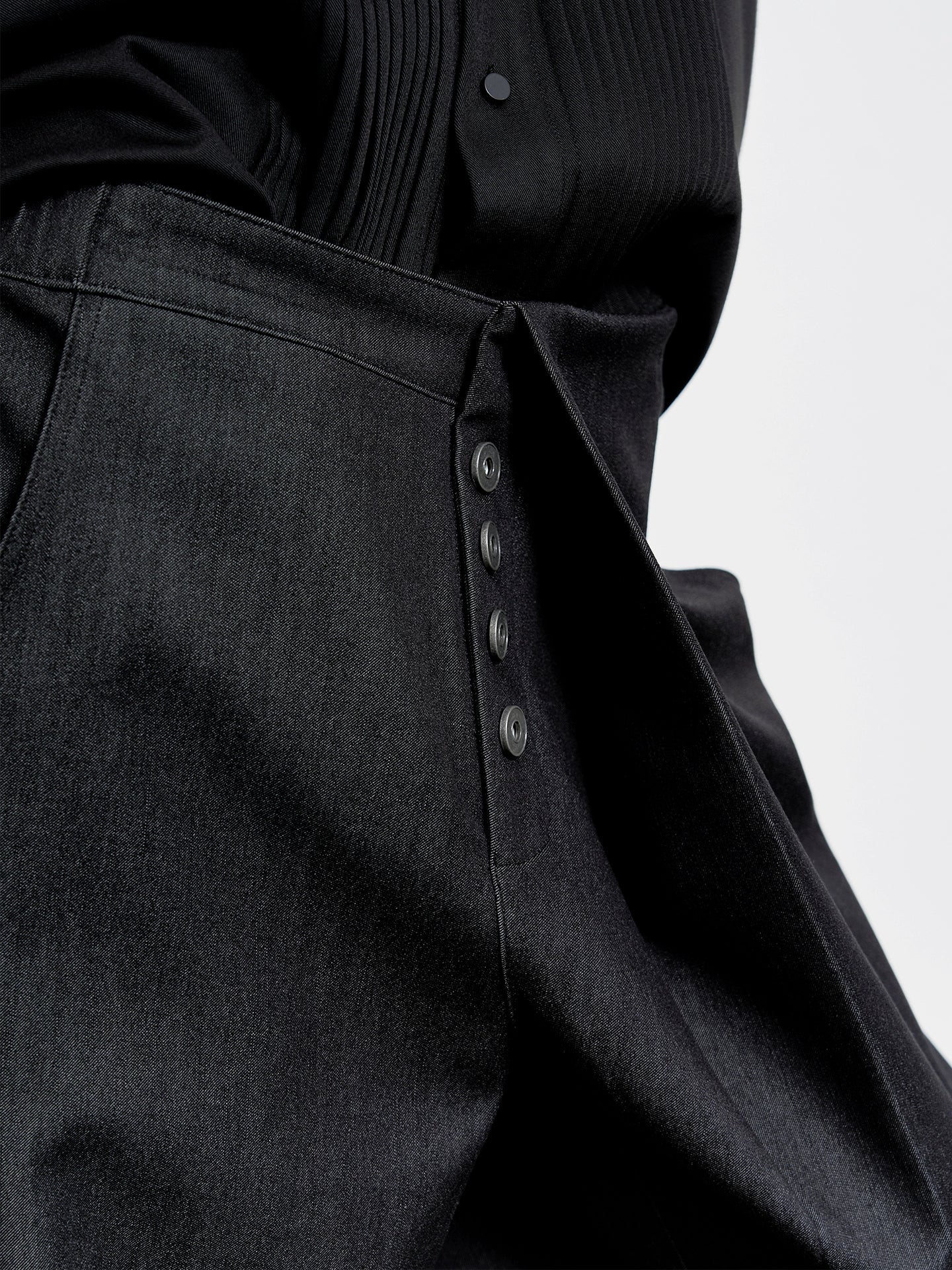Concealed single pleats trousers