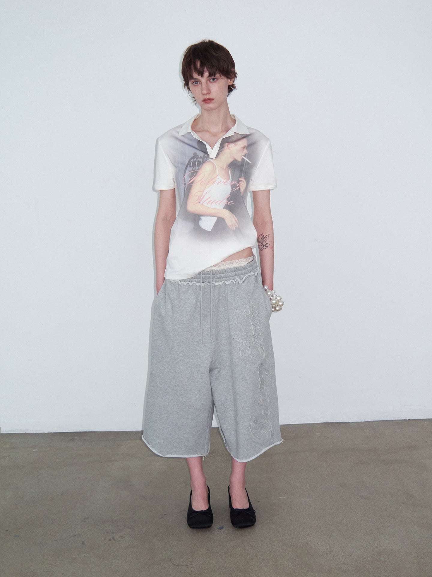 Delivery: Embroidery sweatpants