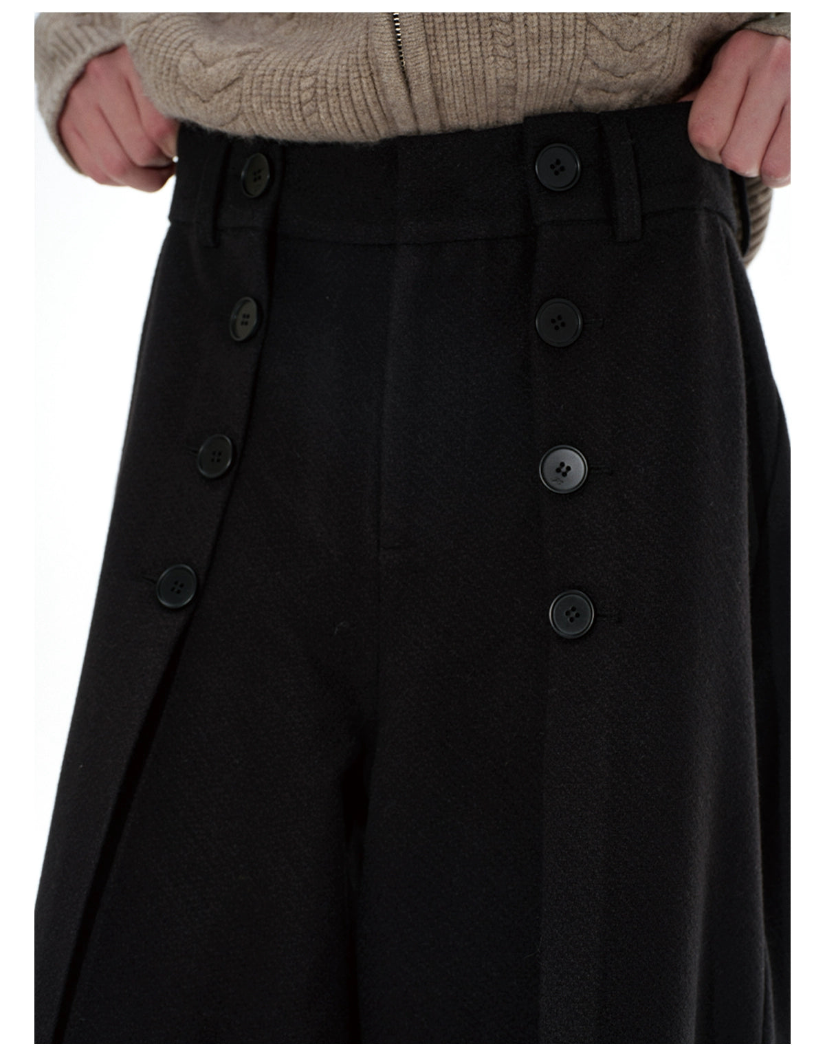 Button pleated trousers