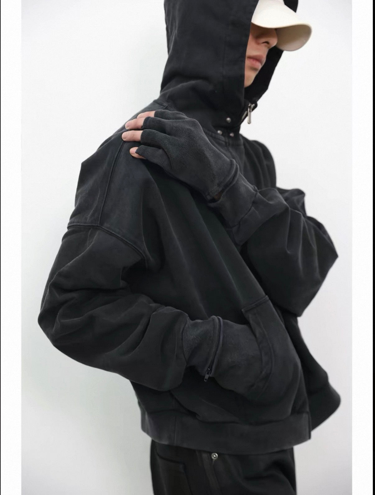 Embroidered rivets finger hoodie