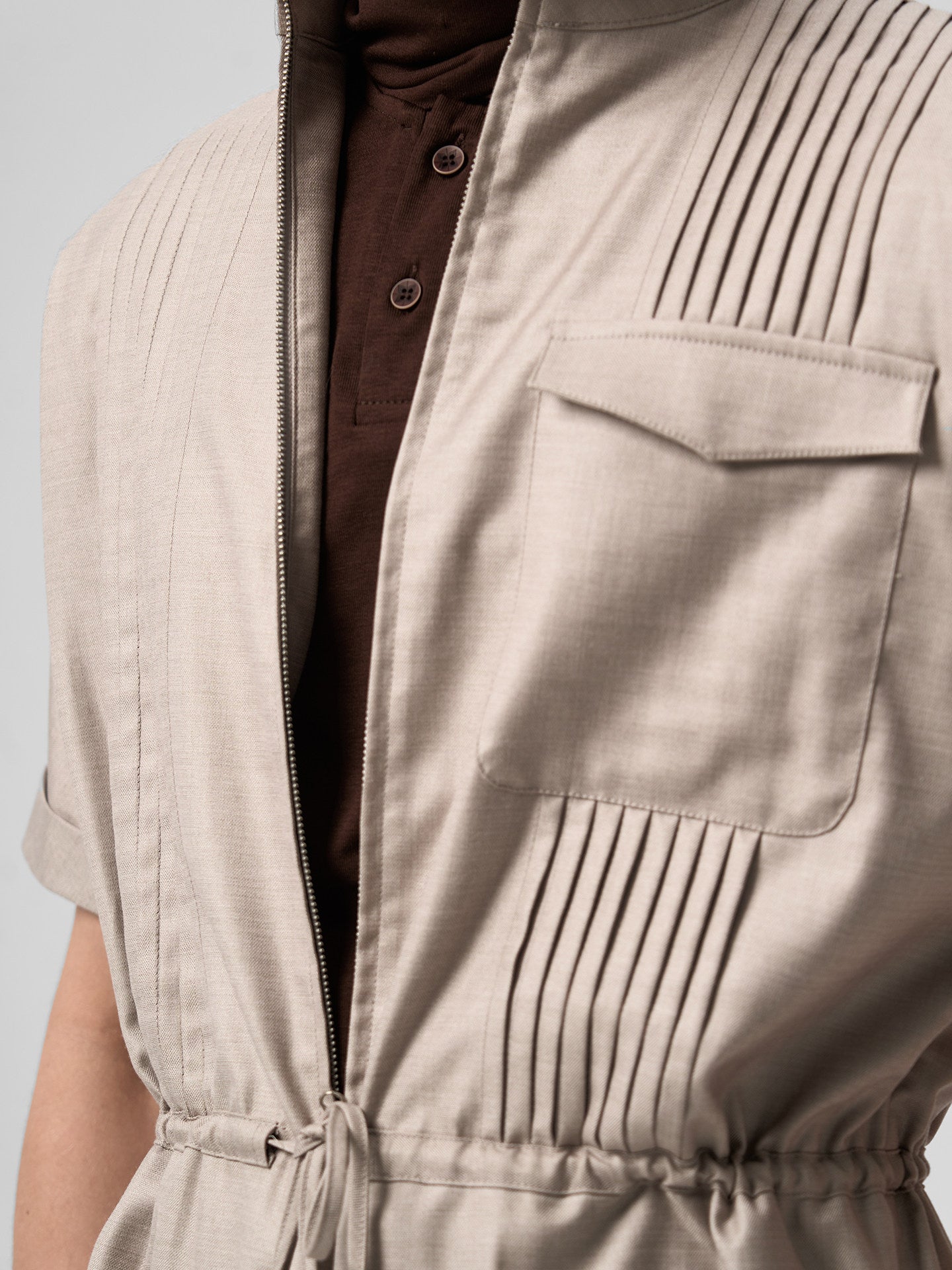 Gritty pleated zip short-sleeved shirt