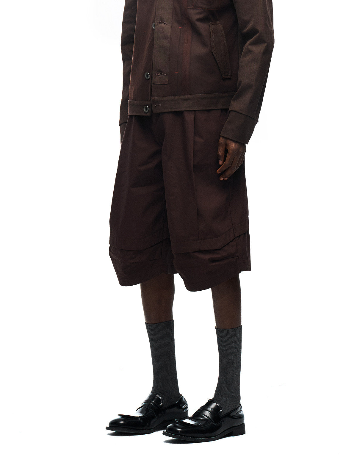 Arc curve pleated shorts