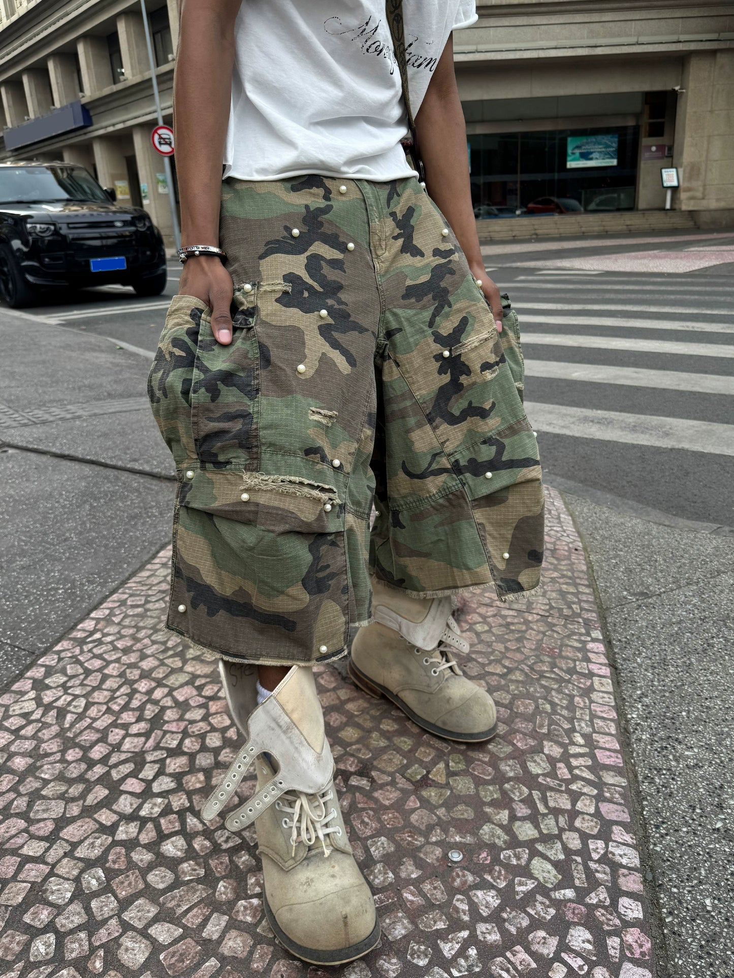 Baggy camouflage ripped pearl cargo shorts