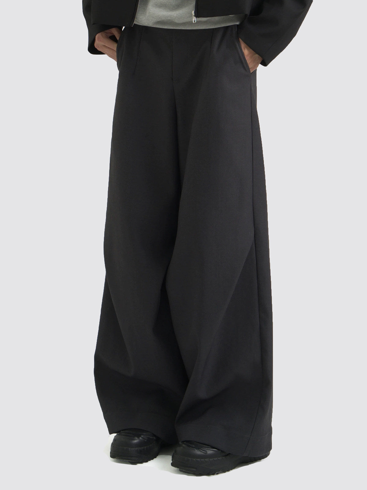 Diagonal pleats wide dark trouser