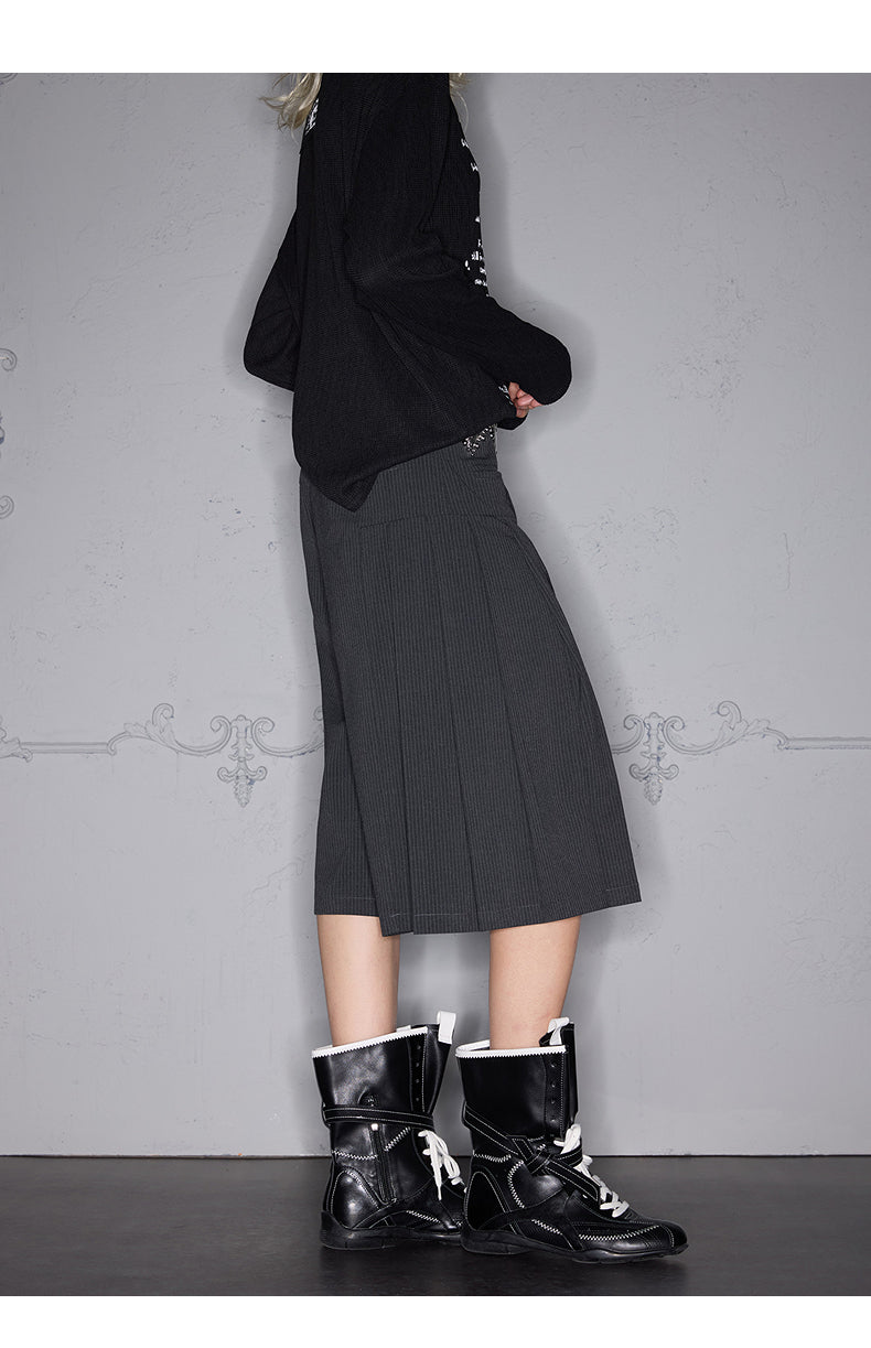 Loose-leaf pleated lace-up striped shorts