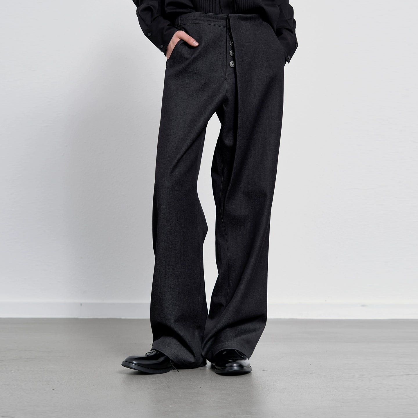 Concealed single pleats trousers