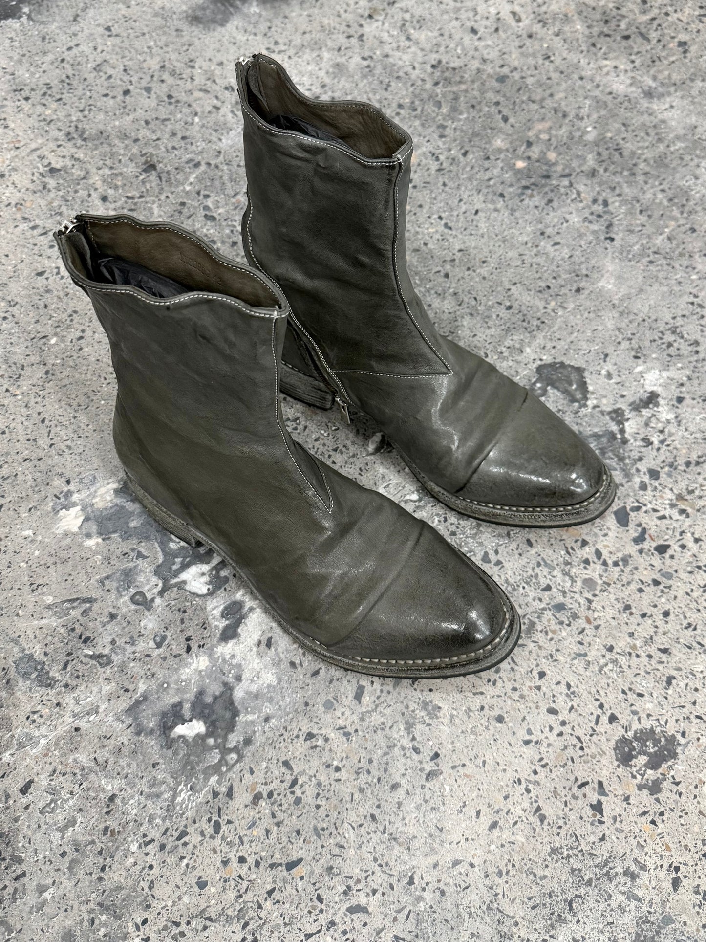 Distressed Swivel Zip Chelsea Leather Boots