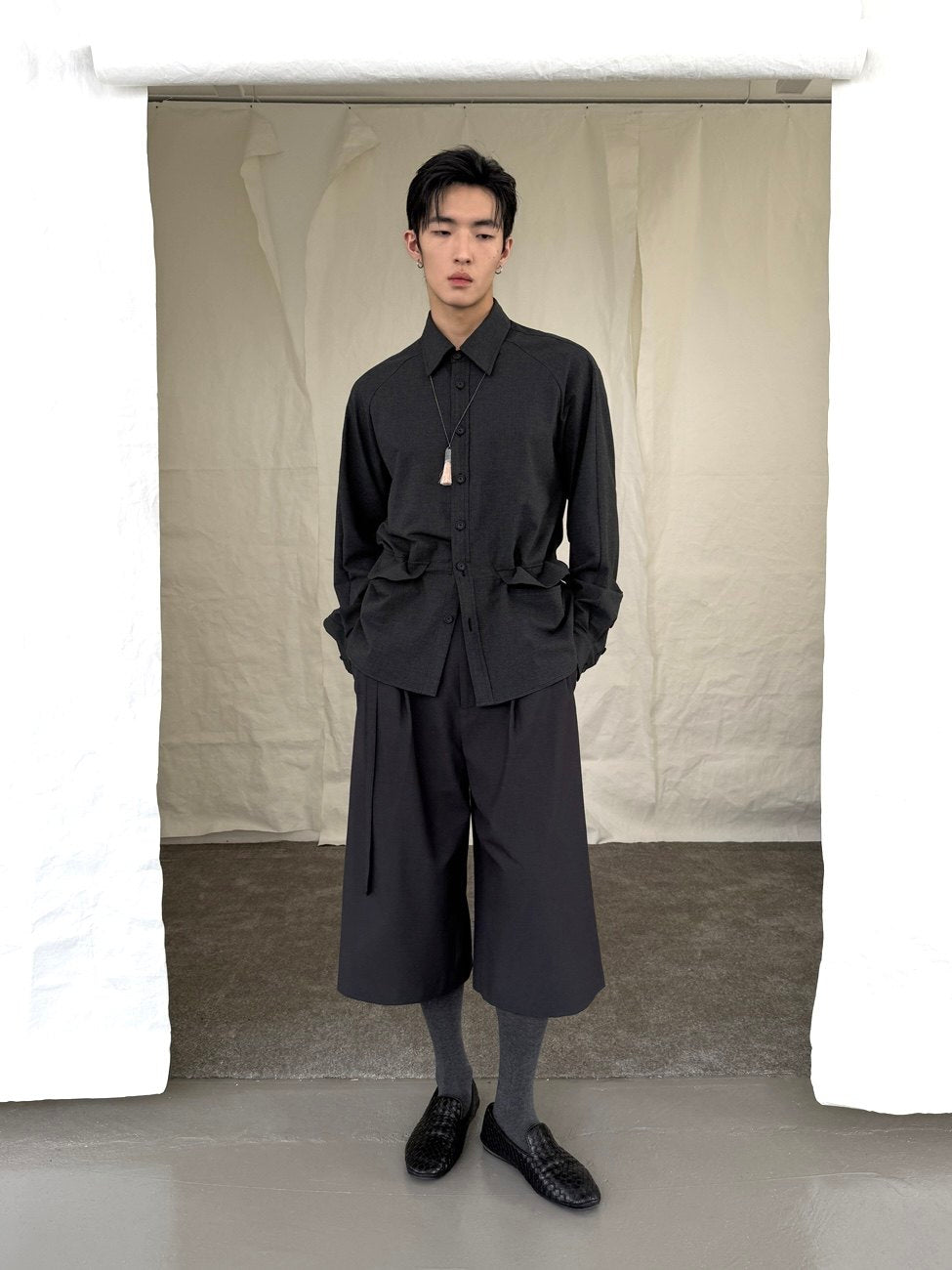 Back pleats long-sleeved shirt