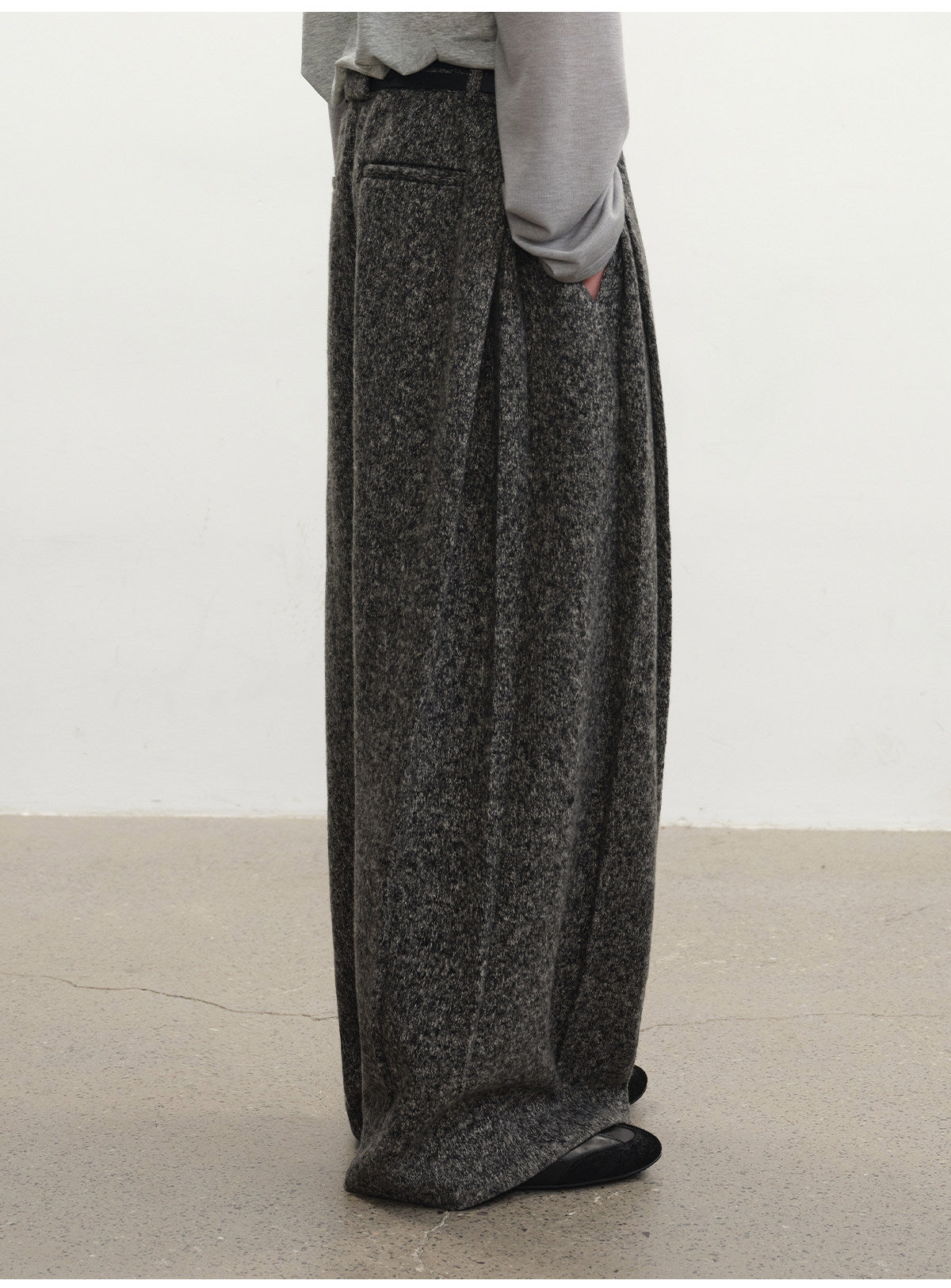 Fan-pleated woolen trousers