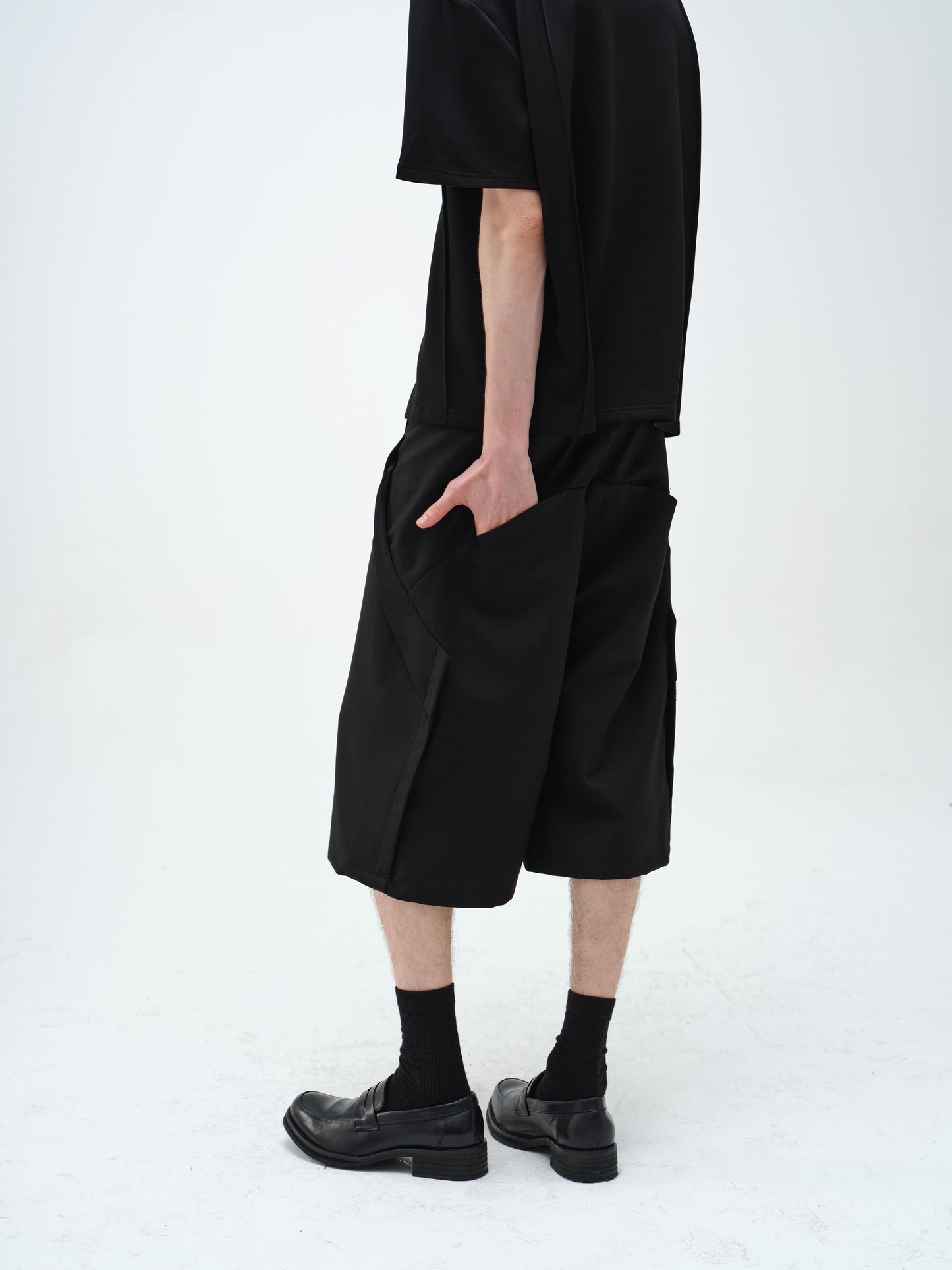 Deconstructs loose-leaf cropped pants