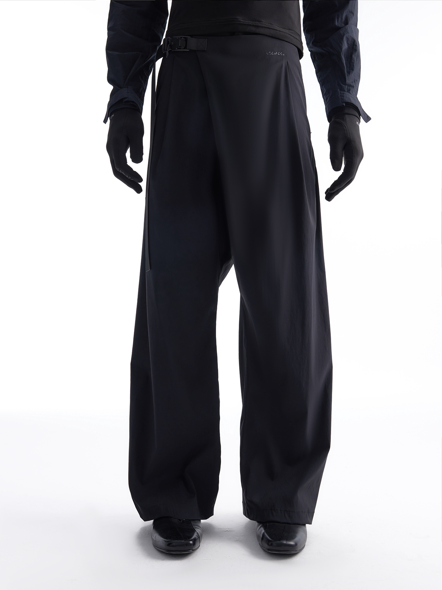 Buckle nylon trousers