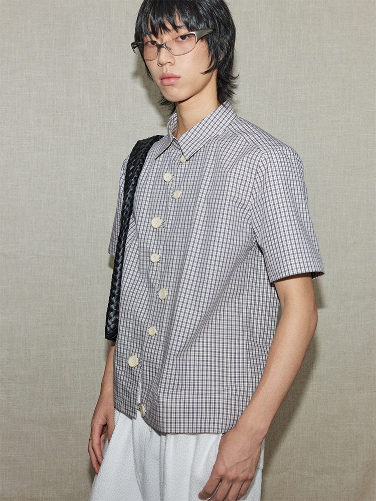 Multi-button plaid short-sleeve shirt