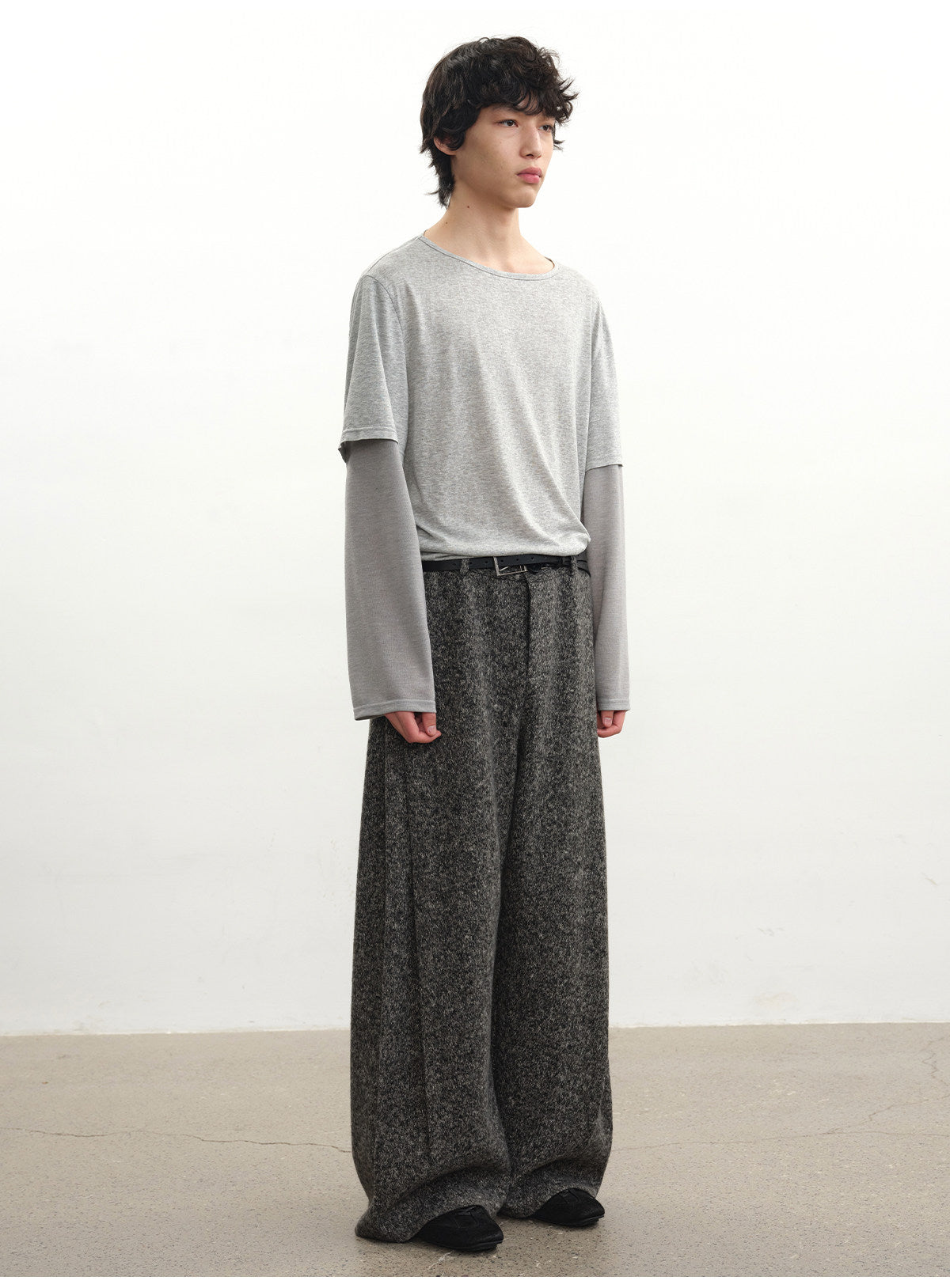 Fan-pleated woolen trousers