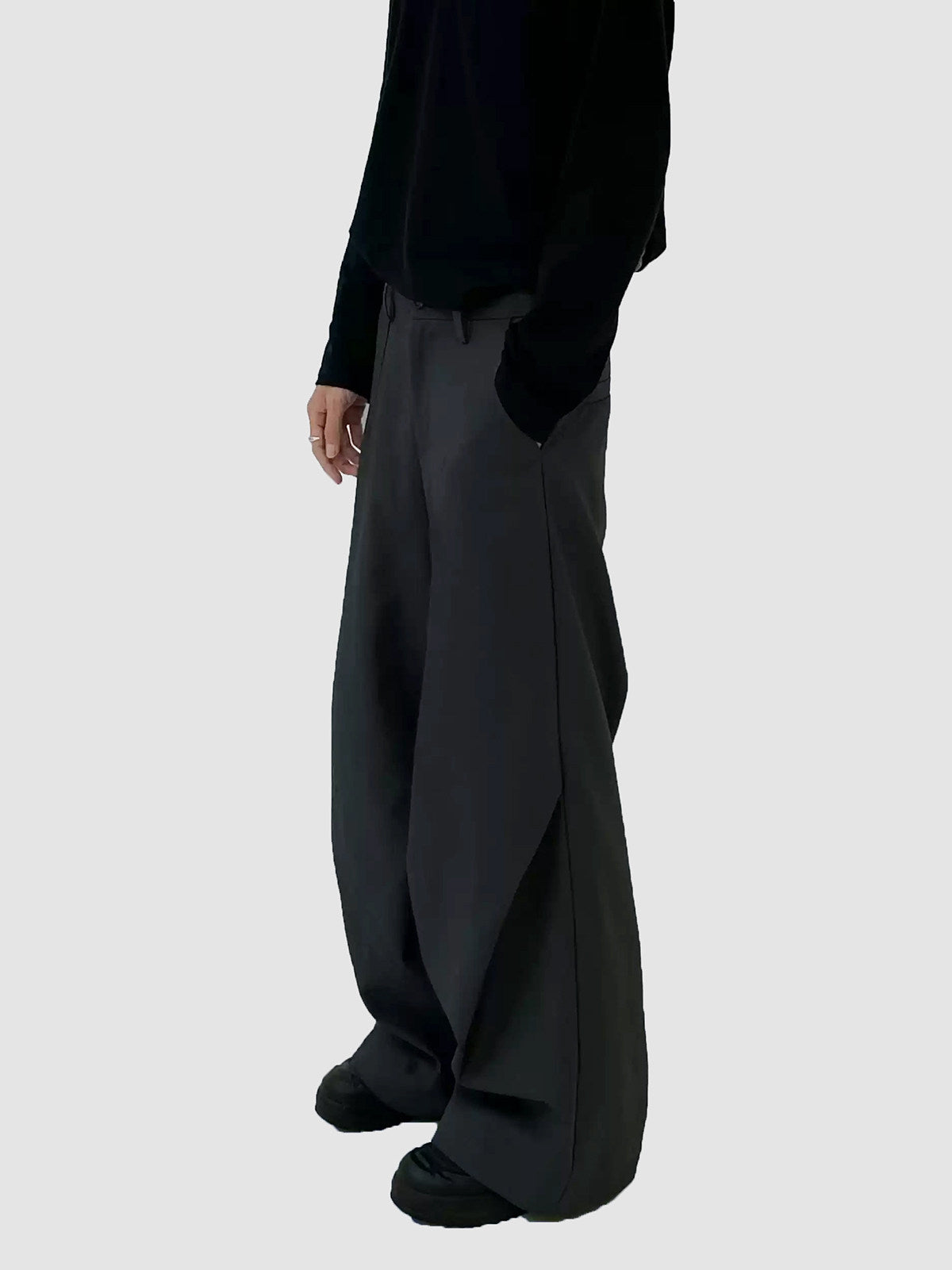 Diagonal pleats wide dark trouser