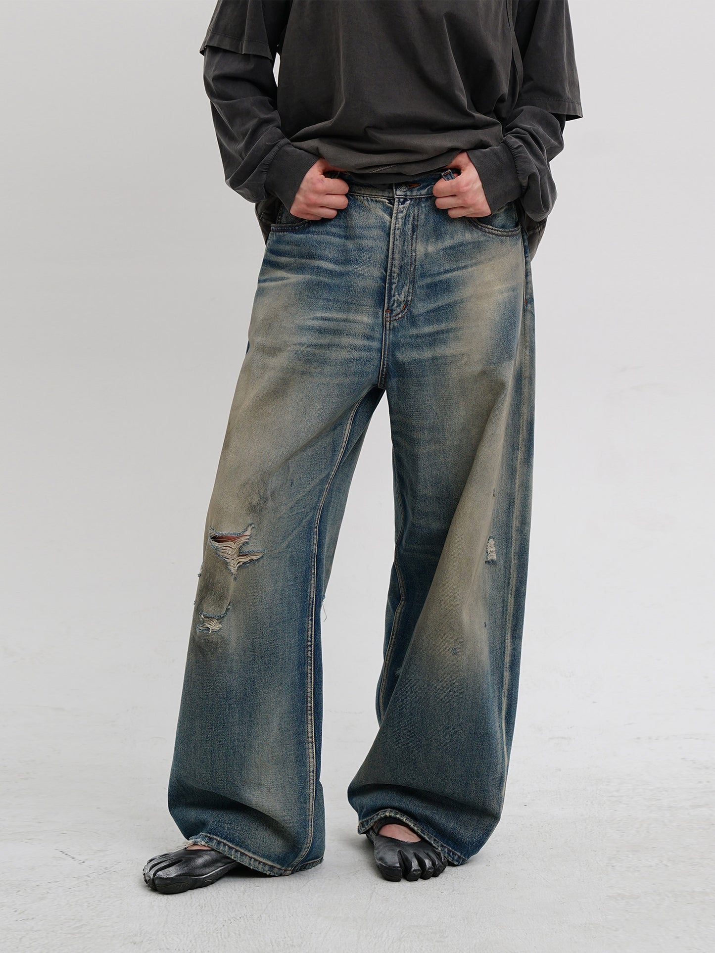 Hand wiped hole jeans