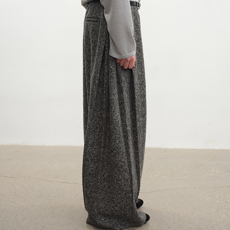 Fan-pleated woolen trousers
