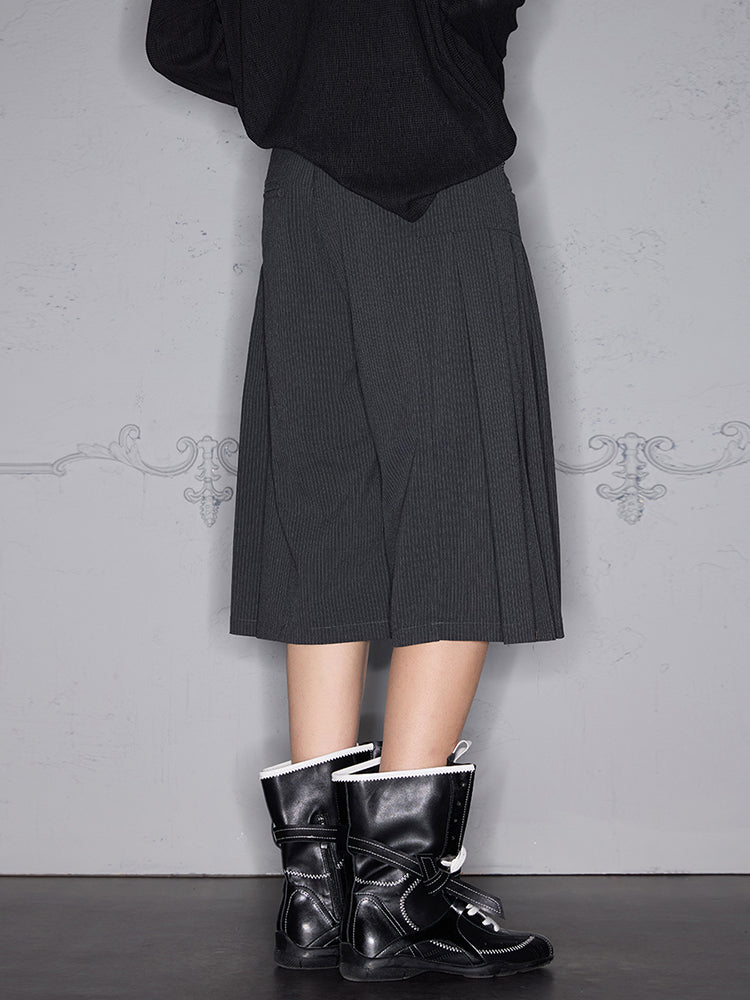 Loose-leaf pleated lace-up striped shorts
