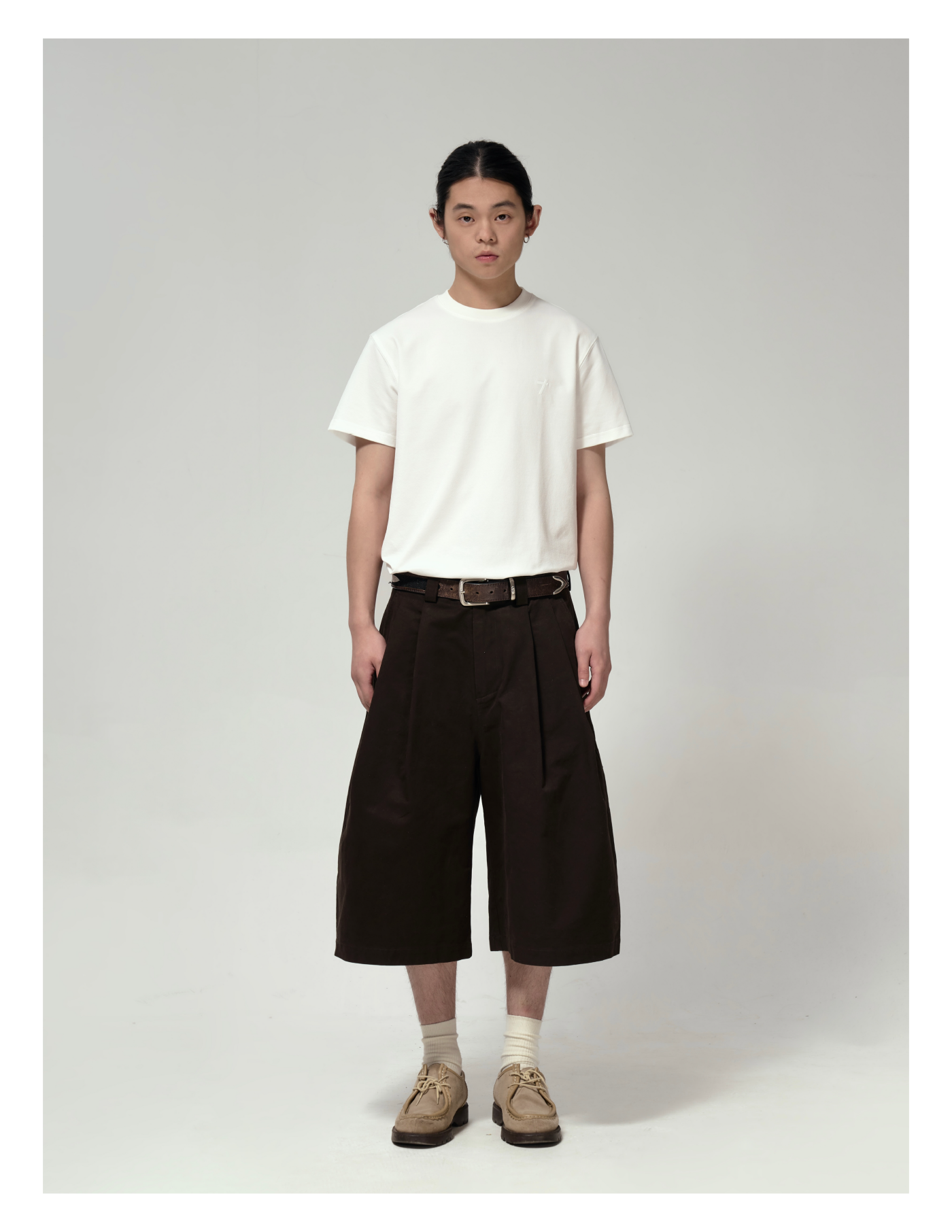 Double pleats cropped shorts
