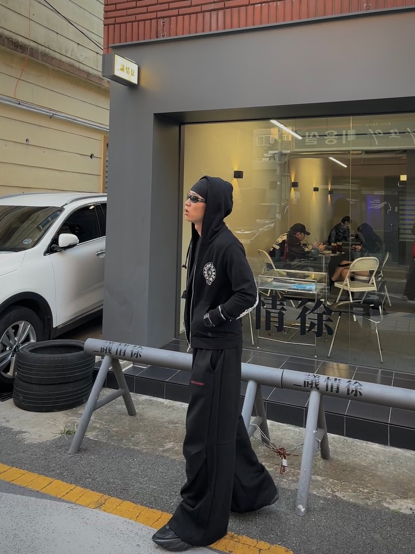 BLACK LOOSE BOOTCUT PLEATED SWEATPANTS