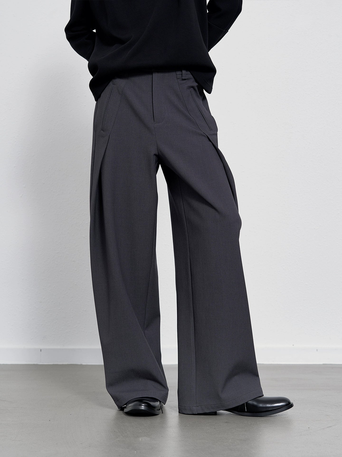 Side pleats straight-leg trousers