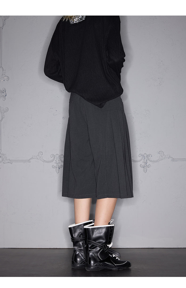 Loose-leaf pleated lace-up striped shorts