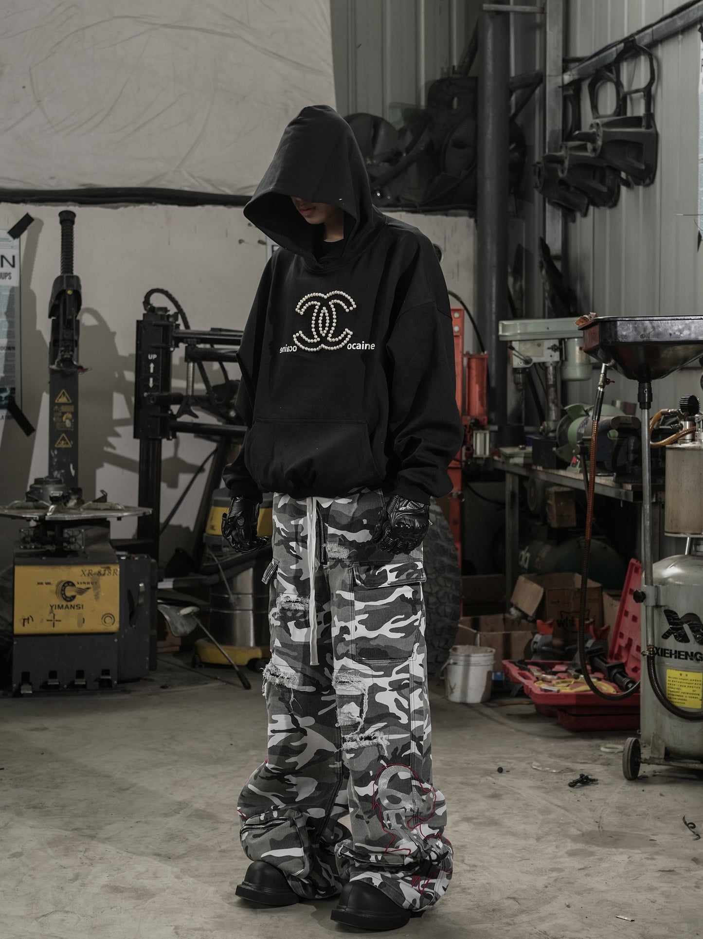 KNIFE CUT DESTRUCTION WASH CAMOUFLAGE CARGO PANTS