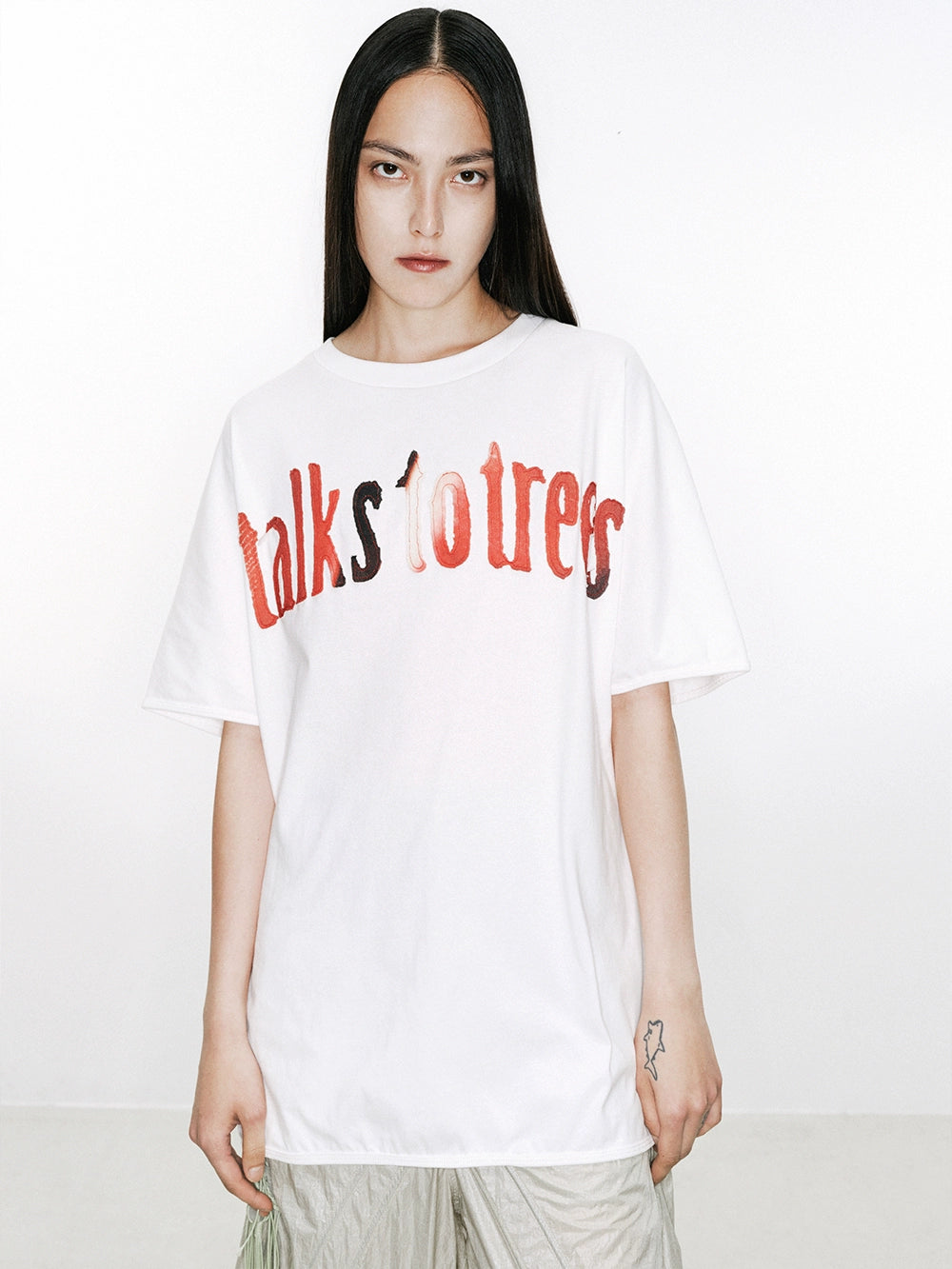 talks to trees' embroidered short sleeve T-shirt