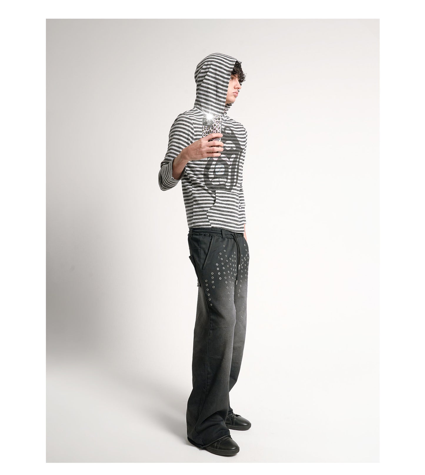 Hollow rivets washed baggy distressed sweatpants