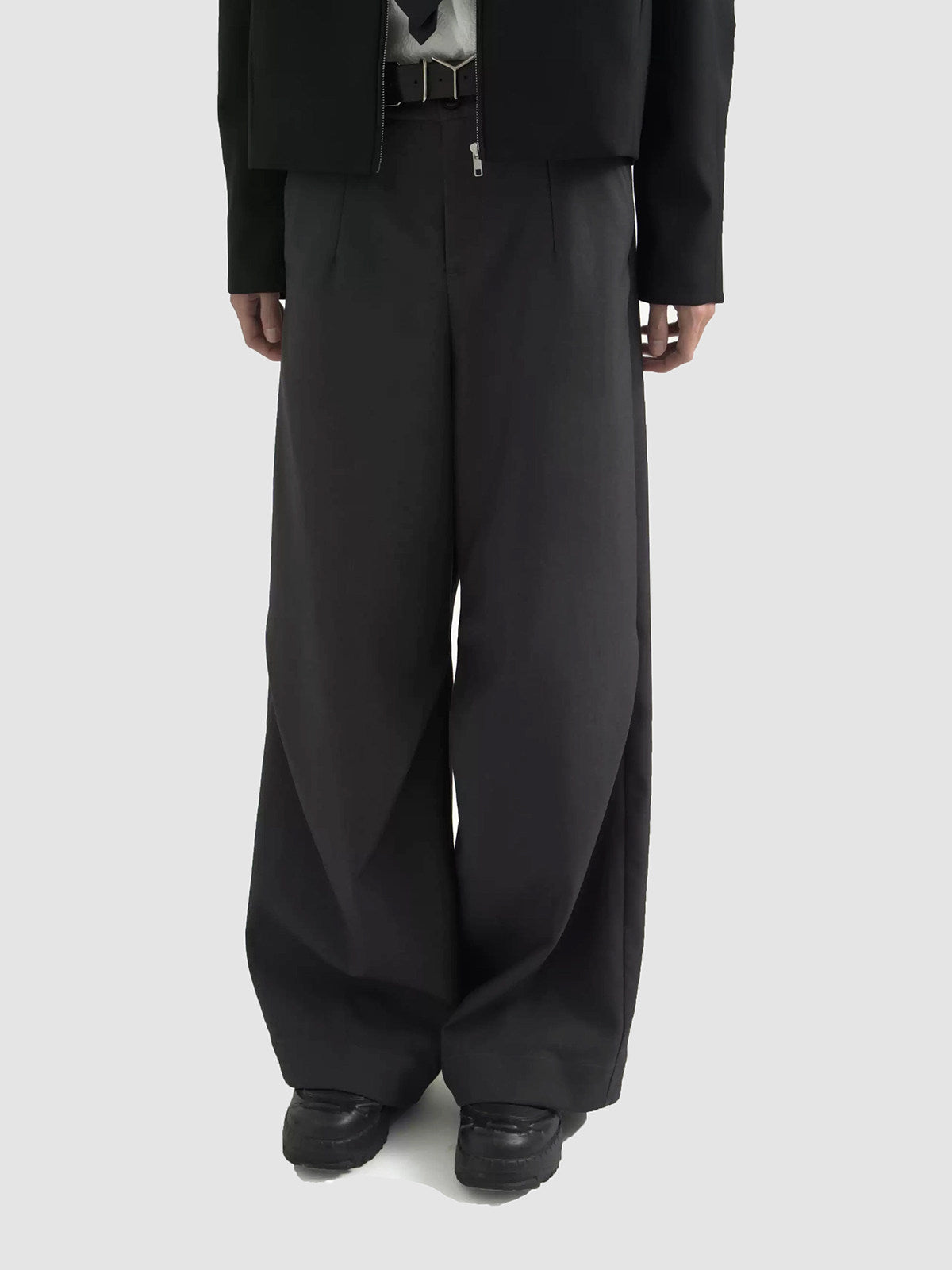 Diagonal pleats wide dark trouser