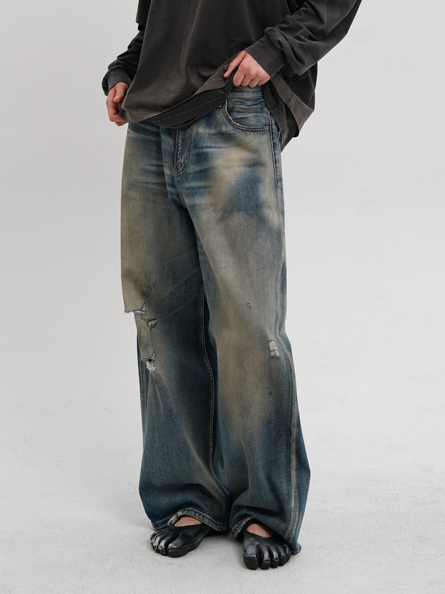 Hand wiped hole jeans