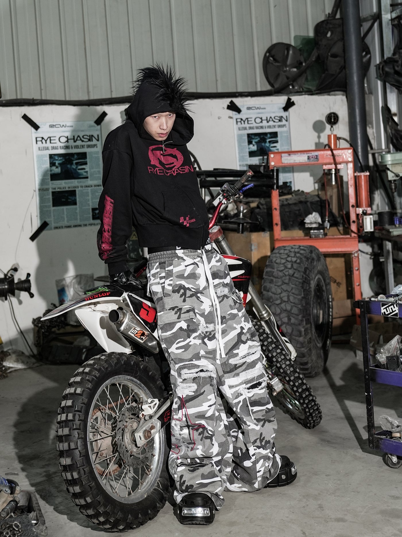 KNIFE CUT DESTRUCTION WASH CAMOUFLAGE CARGO PANTS