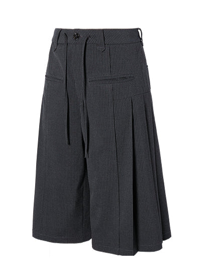 Loose-leaf pleated lace-up striped shorts