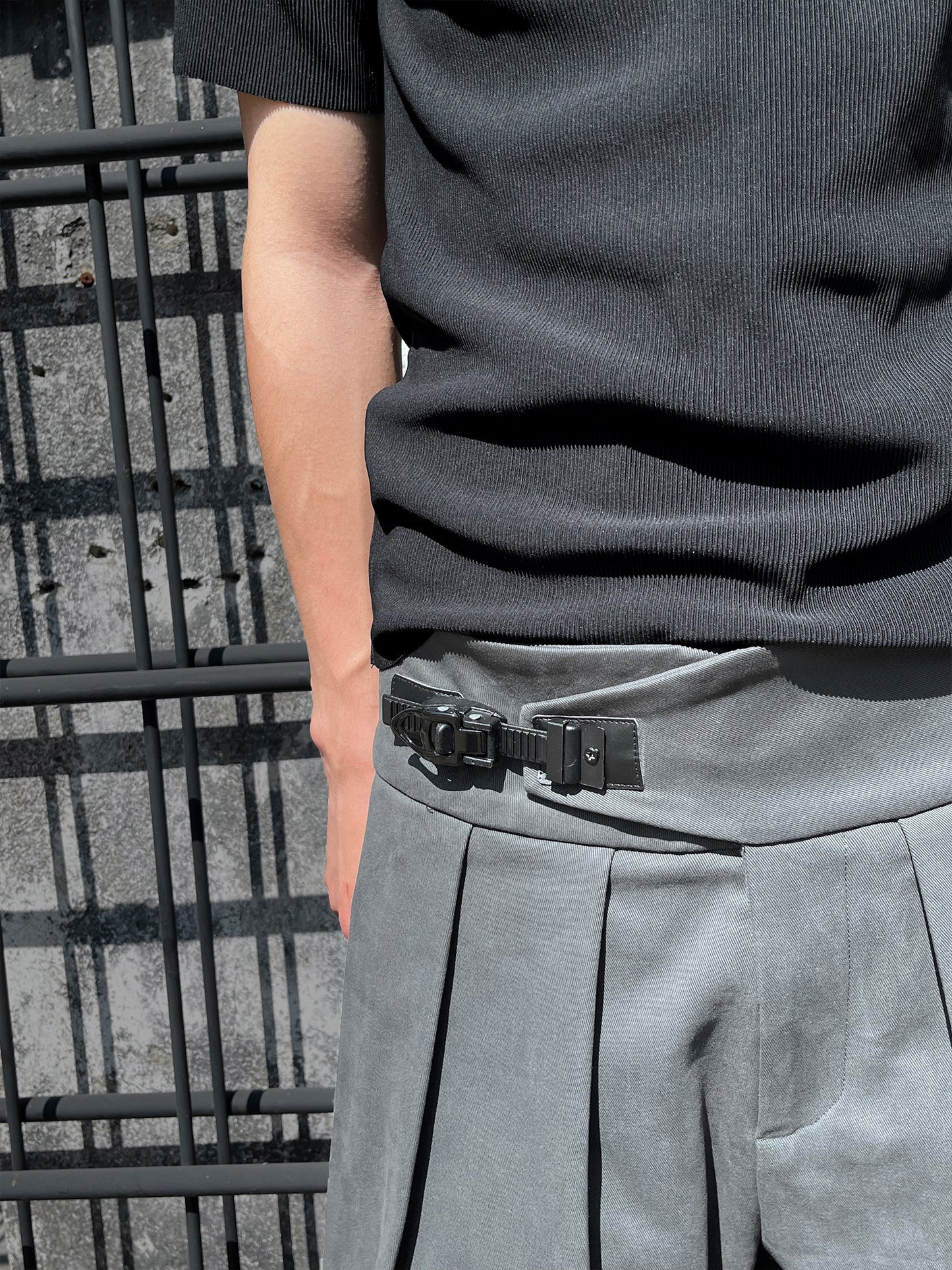 Slide buckle wide-leg trousers