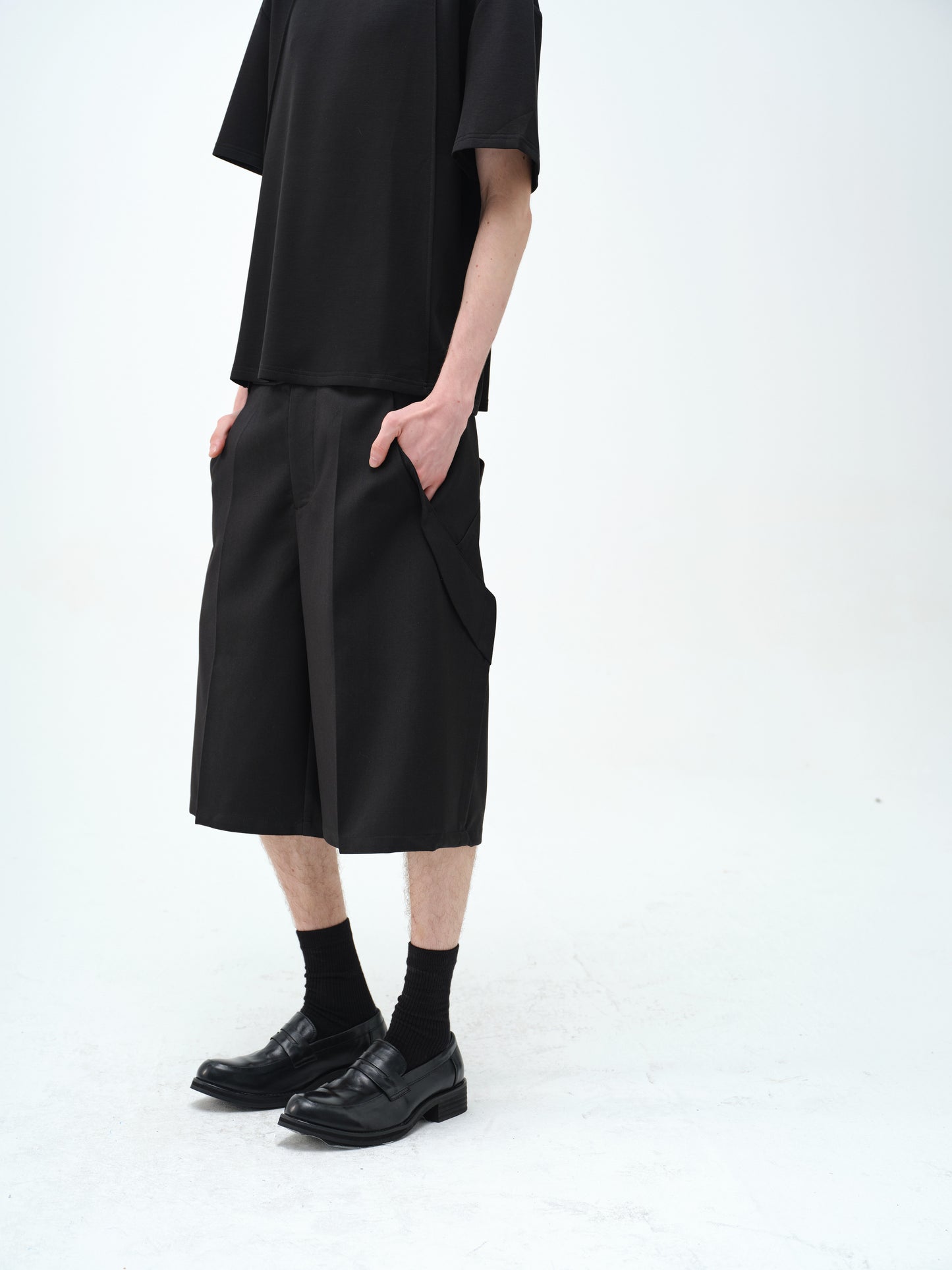 Deconstructs loose-leaf cropped pants