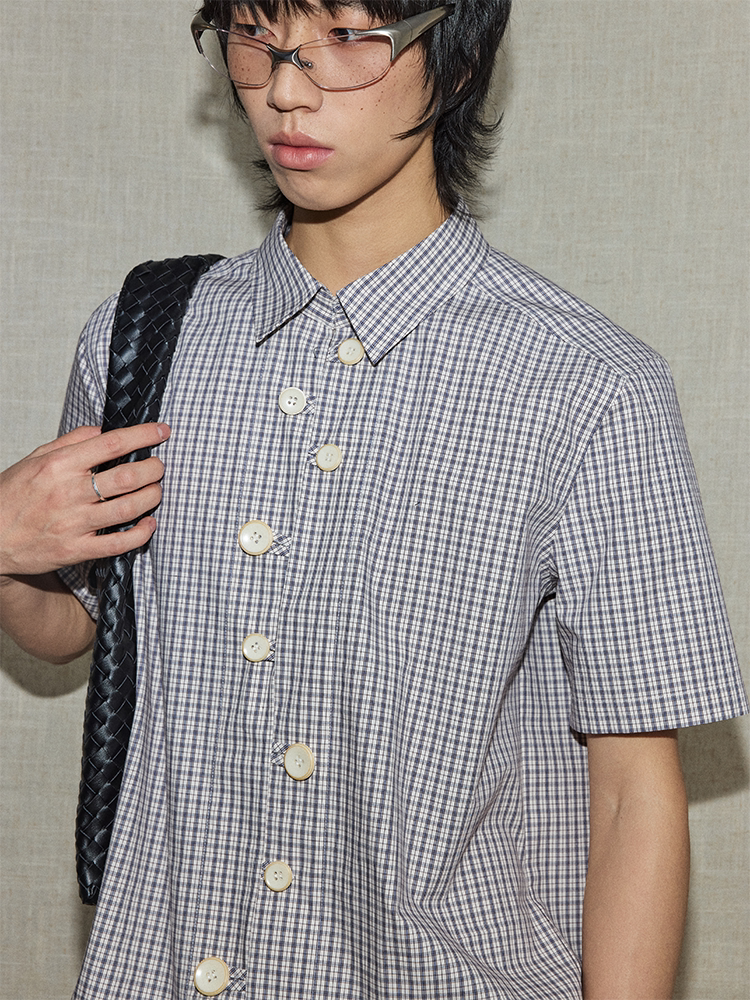 Multi-button plaid short-sleeve shirt