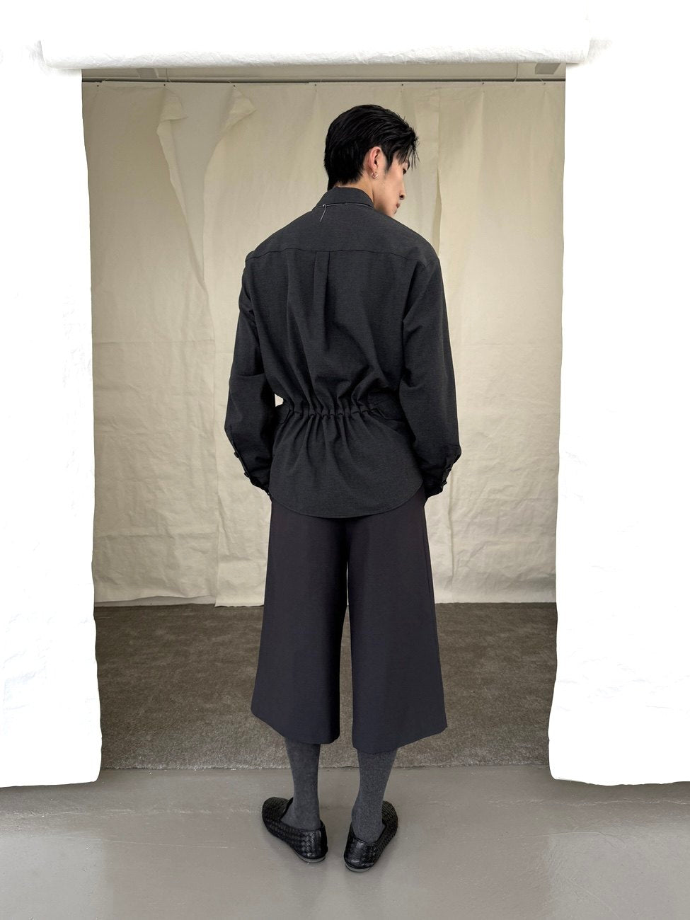 Back pleats long-sleeved shirt
