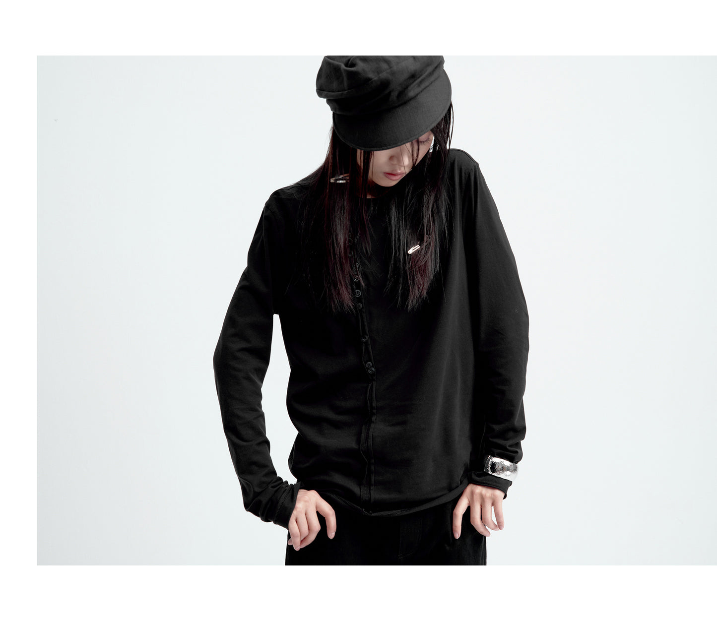 Irregular buttons slim base layer T-shirt
