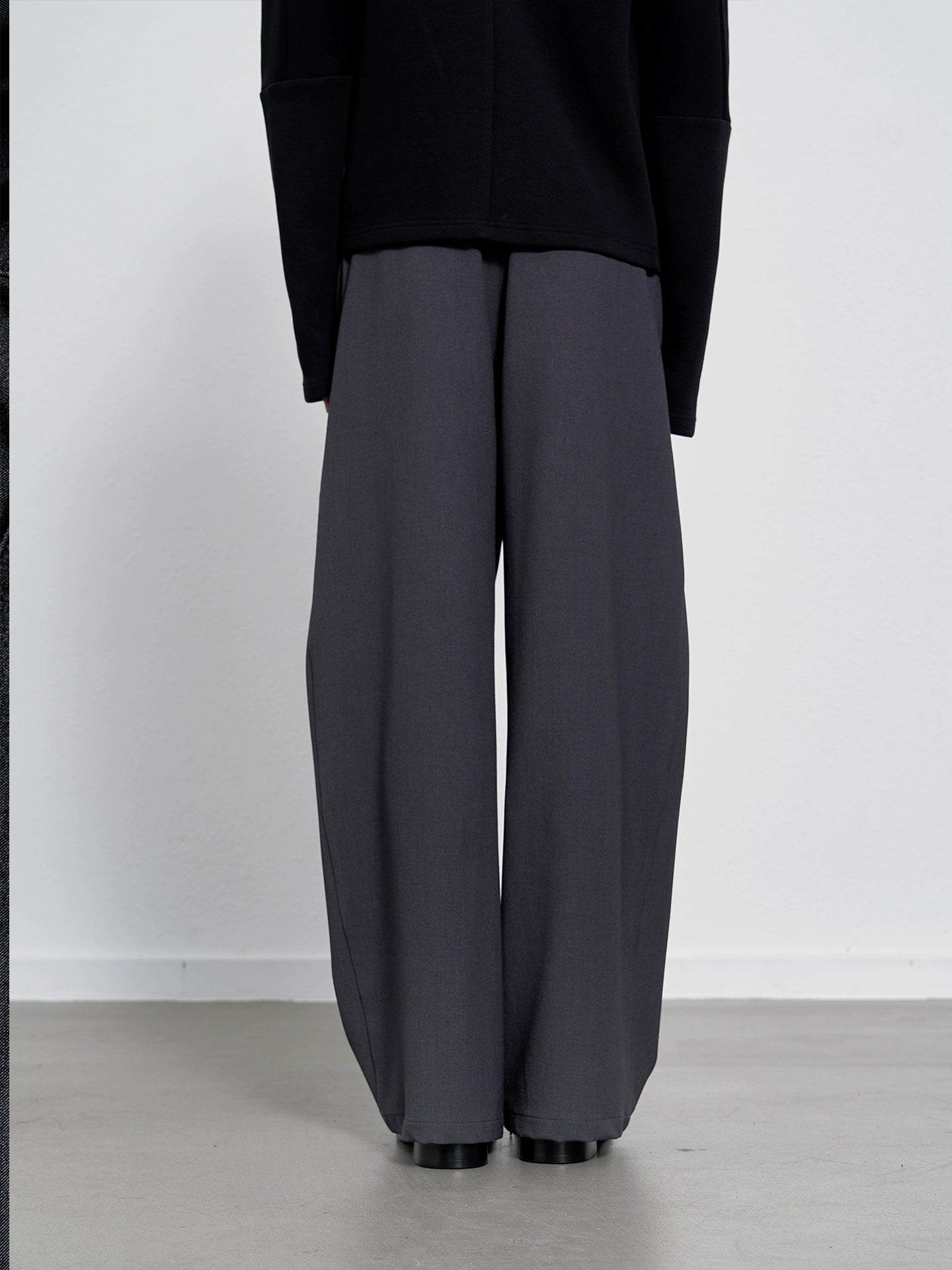 Side pleats straight-leg trousers