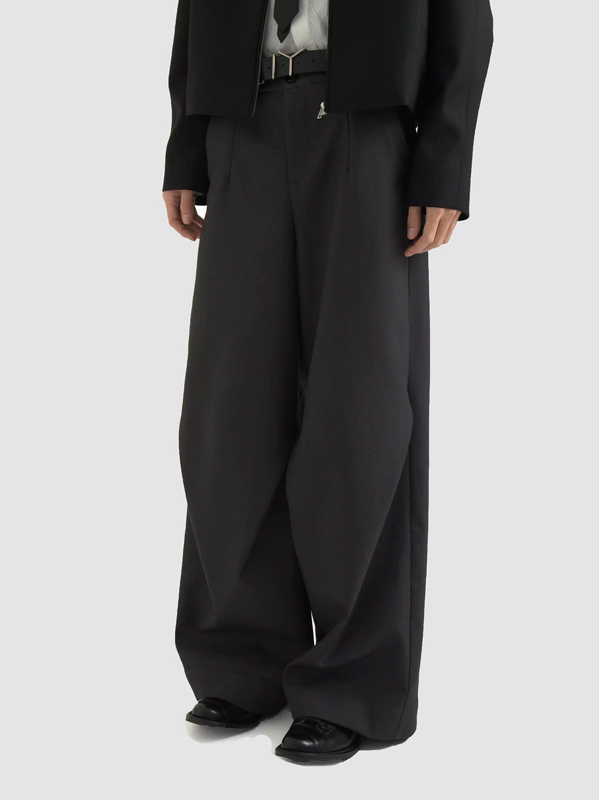 Diagonal pleats wide dark trouser