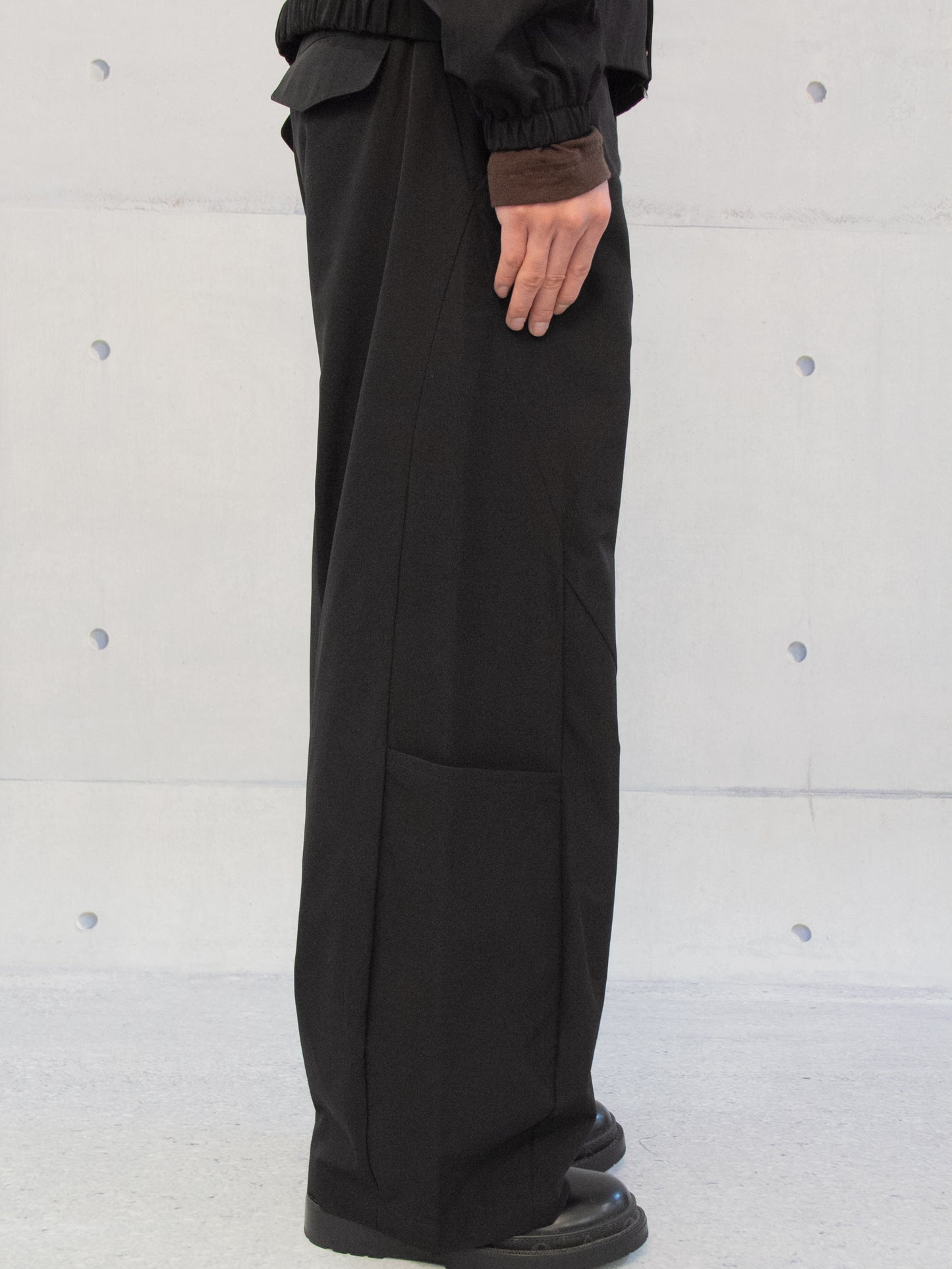 Split-cut patch pockets straight-leg trousers