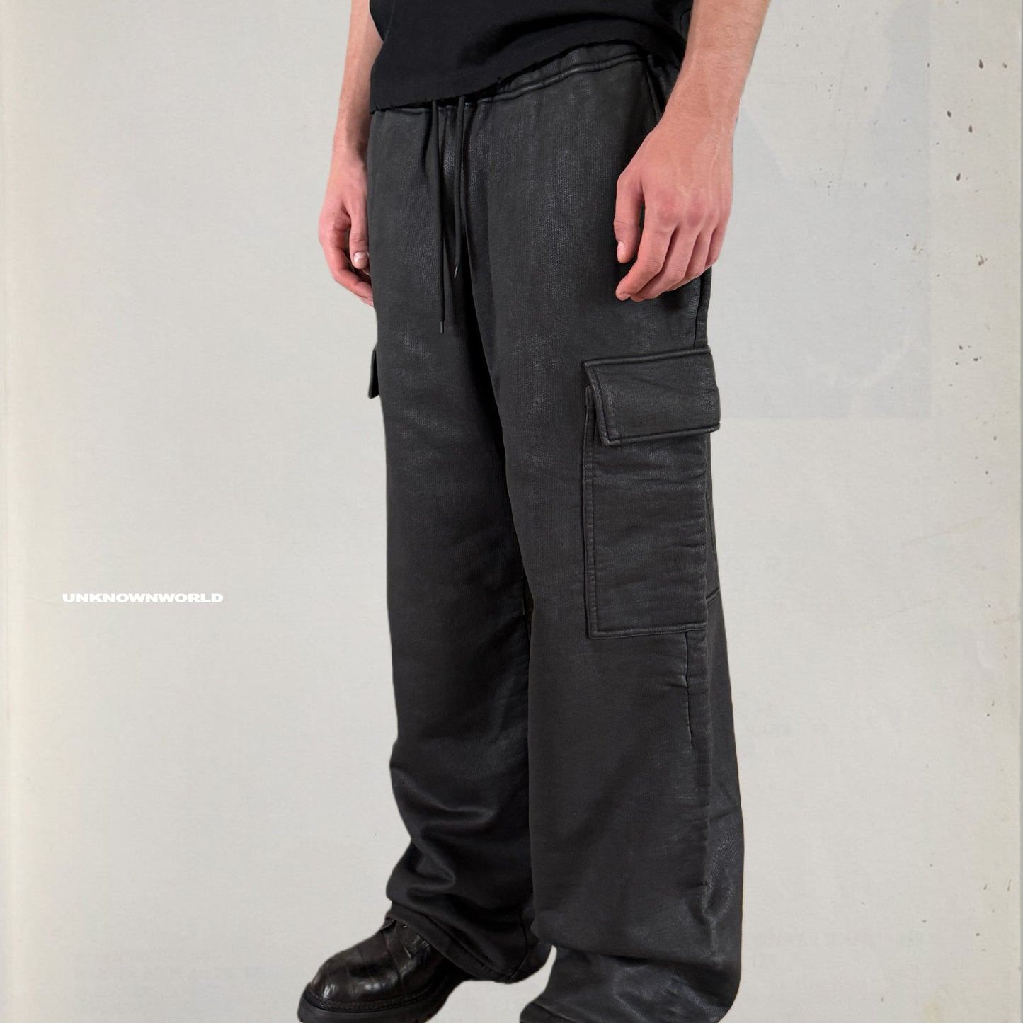 Hand-waxed loose CARGO sweatpants