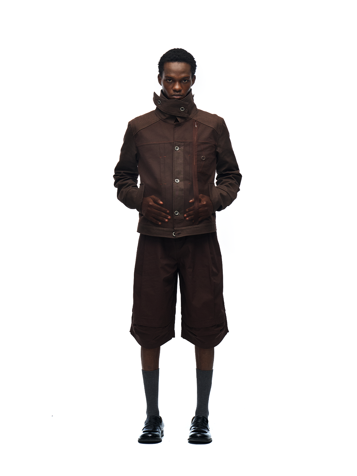 Arc curve pleated shorts